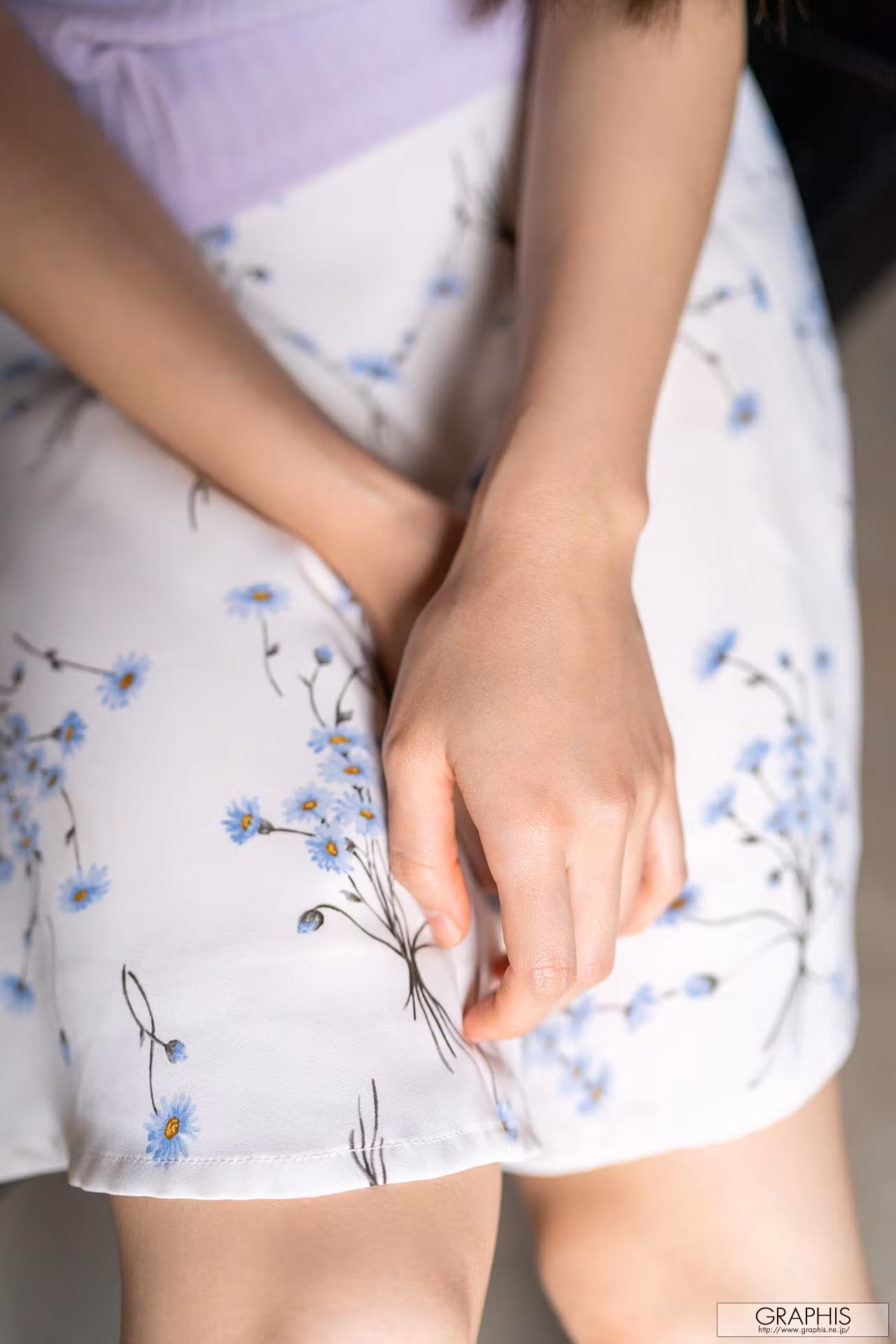褪去日系和服浴衣后在床上显露白嫩玉足线条